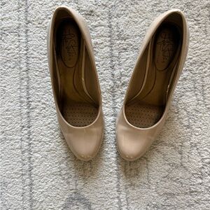 Size 7 Lifestride Beige High Heels